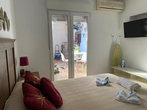 une chambre avec un lit avec des serviettes dessus dans l'établissement La casa amarilla de Luis y Eileen, à La Vila Joiosa