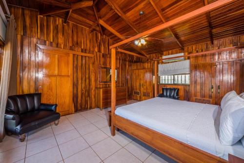 Casa De La Playa- Beachfront Home At Flamingoにあるベッド