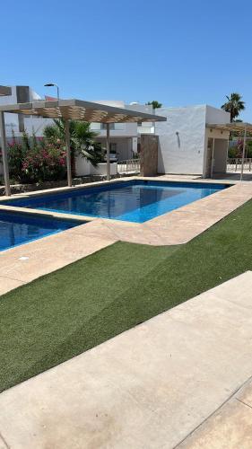 a swimming pool in front of a building at Casa Residencial Coral in San Carlos