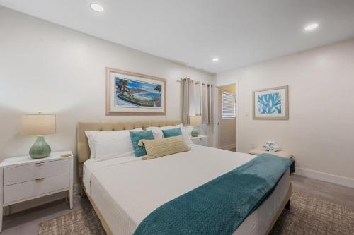 a bedroom with a large bed with a blue blanket at Heated Pool, Lush Breezeway, Bikes, BBQ, Near Beach in Merritt Island