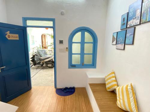 a room with a blue door and a window at VYA homestay Huế in Thôn Lại Thê