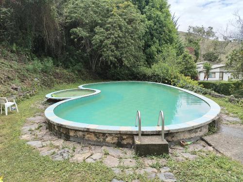 ein großer Pool mit Wasser im Hof in der Unterkunft Acogedora Cabaña Vacacional en los Yungas in Chirca