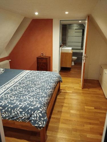 une chambre avec un lit et une salle de bain avec un lavabo dans l'établissement Maison du manoir, à Kerlouan