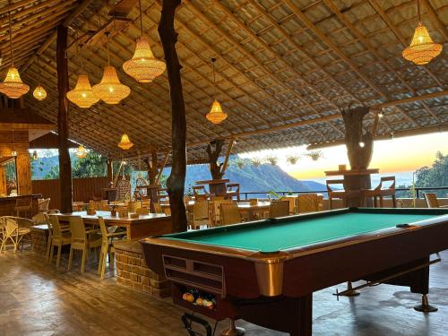una mesa de billar en un restaurante con mesas y sillas en Rawana View Ella, en Ella