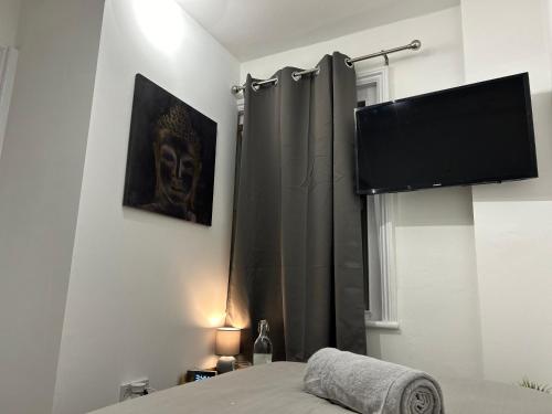 Postel nebo postele na pokoji v ubytování The Prestige Suite - London