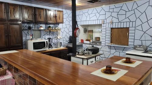 a kitchen with a counter top in a kitchen at Casa de sítio com piscina aquecida lareira e fogão a lenha in Rio do Sul