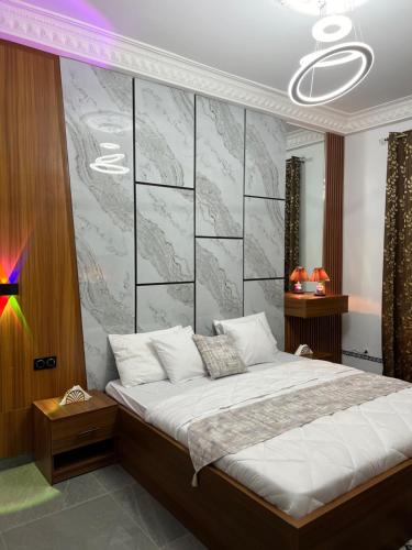 ein Schlafzimmer mit einem Bett und einem großen Wandbild in der Unterkunft Luxury chambre accès résidence1 Ngor-Almadies in Dakar