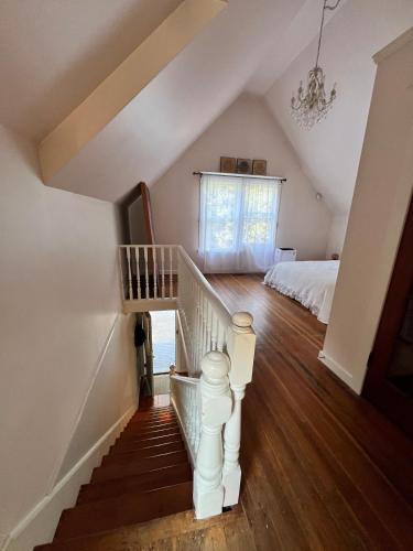3 level, home near downtown!にあるベッド
