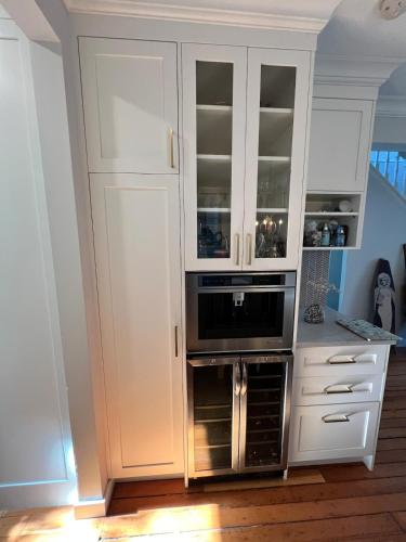 3 level, home near downtown!にあるキッチンまたは簡易キッチン