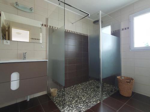 une salle de bain avec une douche avec une porte vitrée dans l'établissement Villa moderne 6 pers. proche plage, jardin, barbecue - FR-1-476-36, à La Faute-sur-Mer