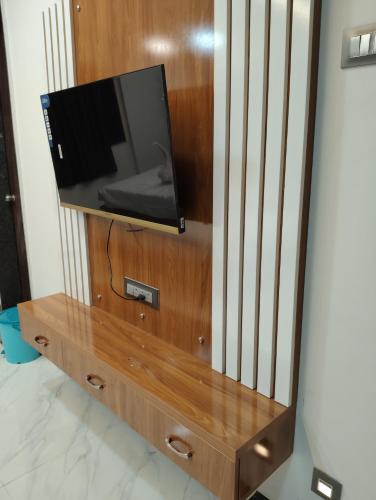 Μια τηλεόραση ή/και κέντρο ψυχαγωγίας στο Hotel Pooja Inn Pandharpur