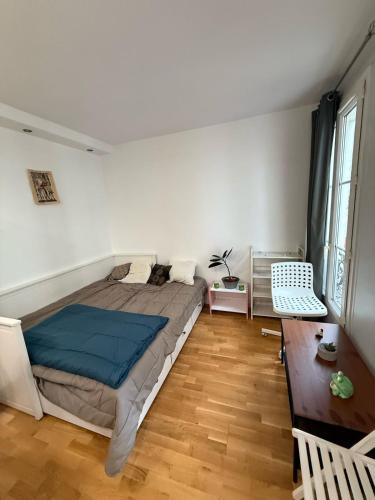 une chambre avec un grand lit et un parquet dans l'établissement 4Travellers Paris, à Paris