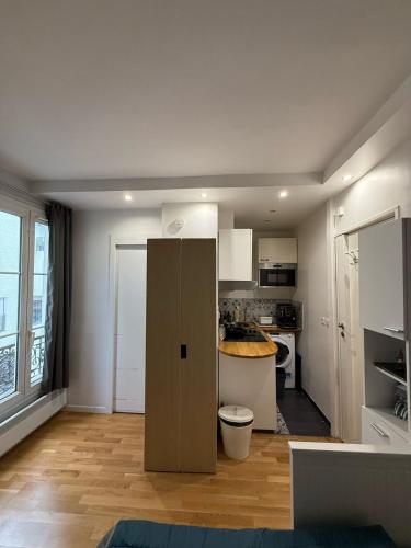 - une cuisine avec un comptoir et un évier dans l'établissement 4Travellers Paris, à Paris