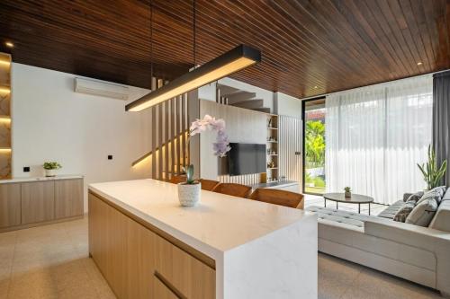 eine Küche und ein Wohnzimmer mit einer Couch und einem Tisch in der Unterkunft Private Villa Ayra 9C By OriVista 10min to Melasti Beach in Uluwatu