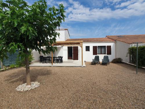 Maison au calme avec jardin, proche plage et commerces, équipée pour famille de 6 personnes - FR-1-476-197