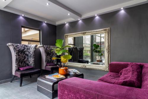 Ruang duduk di Luxury Apartments West Point Sandton 2
