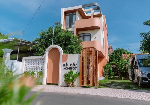 un edificio con una puerta y una señal en él en Hồ Cốc Homestay, en Ho Coc