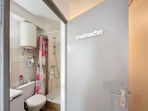 une salle de bain avec des toilettes blanches et un lavabo dans l'établissement Joli F2 avec balcon, animaux acceptés - FR-1-451-216, à Lamalou-les-Bains