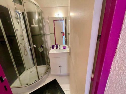 une salle de bain avec une douche, un lavabo et un miroir dans l'établissement Appartement T2 Confortable, 4/5 Pers, Plage Grazel, Parking Privé - FR-1-796-86, à Gruissan