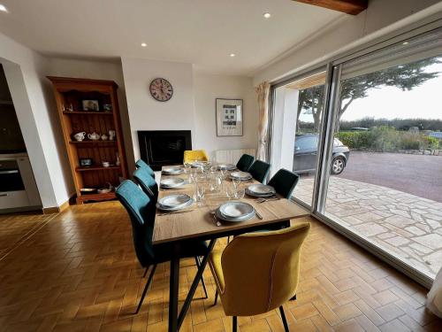 d'une salle à manger avec une table et des chaises. dans l'établissement Erdeven - Villa 4 pièces - 114 m² - 8 pers - À 500 m de la plage - FR-1-479-215, à Erdeven
