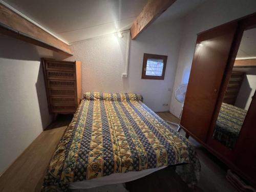 une chambre avec un lit et une commode dans l'établissement Pavillon cosy avec terrasse et parking pour 4 personnes - FR-1-701-87, à Valras-Plage