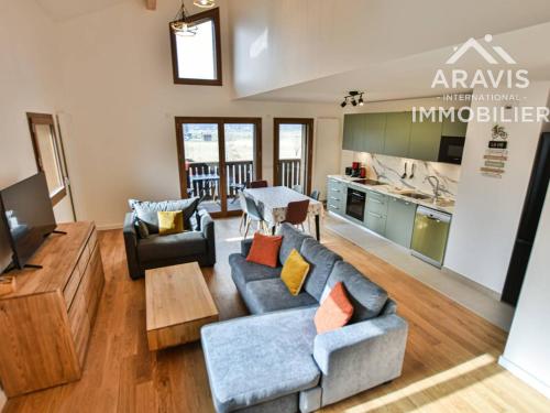 un salon avec un canapé et une table dans l'établissement Appartement spacieux à Samoëns, proche centre - FR-1-391-200, à Samoëns