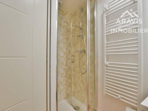 une douche avec une porte vitrée dans une salle de bain dans l'établissement Appartement spacieux à Samoëns, proche centre - FR-1-391-200, à Samoëns