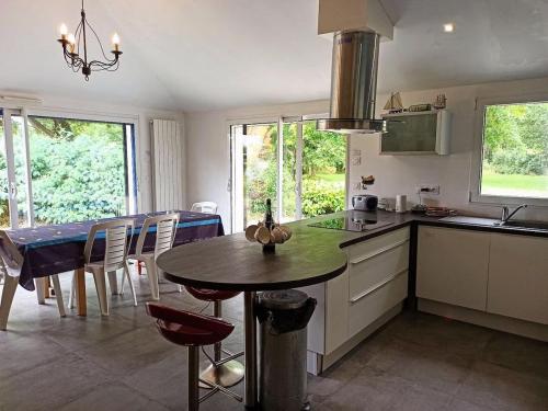 une cuisine avec une table et une salle à manger dans l'établissement Charmante Longère Bretonne au Calme, Proche Mer - FR-1-639-135, à Sarzeau