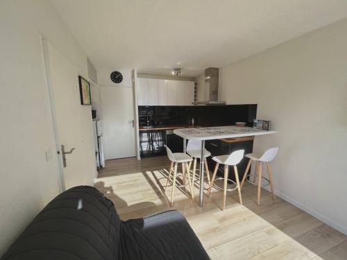 Il comprend un salon avec une cuisine équipée d'une table et de chaises. dans l'établissement T2 Cabine Climatisé à Argelès avec Parking - FR-1-388-228, à Argelès-sur-Mer