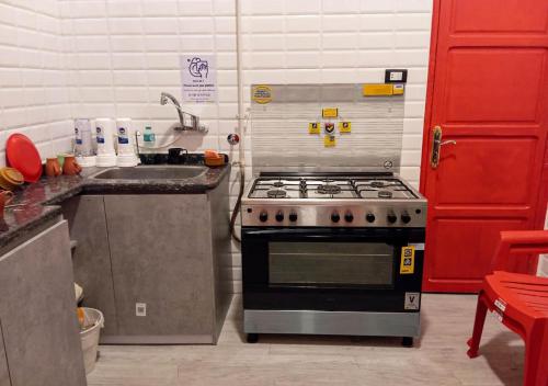 アレクサンドリアにあるIthaka Raml Hostelのキッチン(コンロ、シンク付)