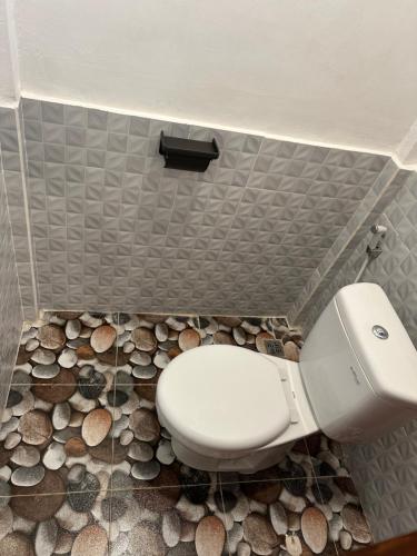Bilik mandi di anto guesthouse