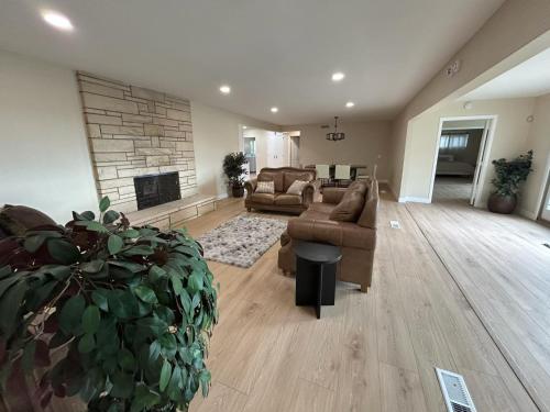 Televisyen dan/atau pusat hiburan di Private Hillside Home with View - Yaamava - NOS