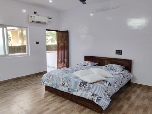 Ένα ή περισσότερα κρεβάτια σε δωμάτιο στο Sathish Guest House