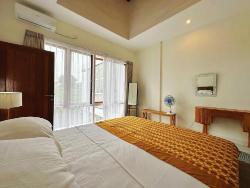 Una cama o camas en una habitación de Shantia Villa 10 minutes walk to Double Six Beach Seminyak