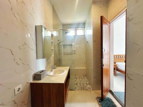 Un baño de Shantia Villa 10 minutes walk to Double Six Beach Seminyak