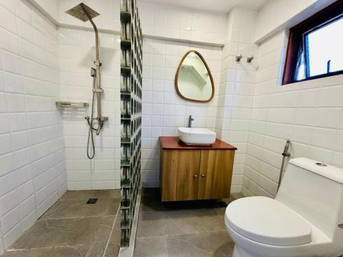 a bathroom with a toilet and a sink at La Vida Bonita Bed and Breakfast in San Vicente