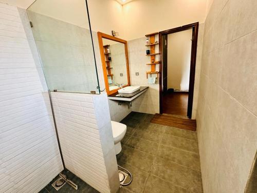 Ванная комната в Haven Lodge - 3BR Luxury Home in AWT Lahore