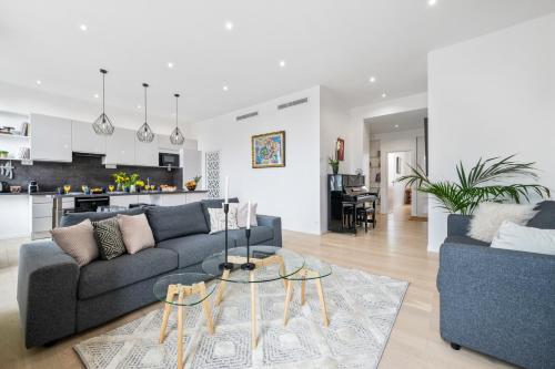 un salon avec un canapé et une table dans l'établissement La Galerie 58 - Luxe & Design en centre ville, à Nice