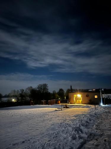 nádech - glamping ubytování na statku v zimě