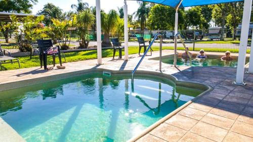 una piscina con columpio y gente en ella en Moree Tourist Park, en Moree
