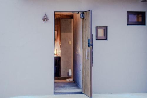 an open door to a room with a doorframe at 宮古島の自然豊かで静かなエリアroom0オリジナルインテリア小物が溢れる空間 in Miyako Island