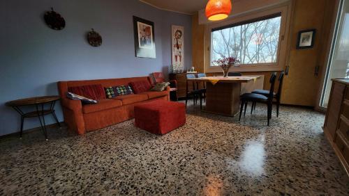 un salon avec un canapé et une table dans l'établissement Lago a colazione pranzo e cena, à Dormelletto