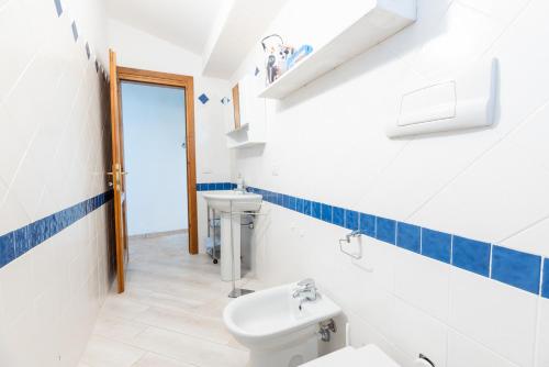 a bathroom with a toilet and a sink at Lulamax Sardegna in Budoni