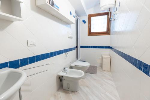 a bathroom with a toilet and a sink at Lulamax Sardegna in Budoni