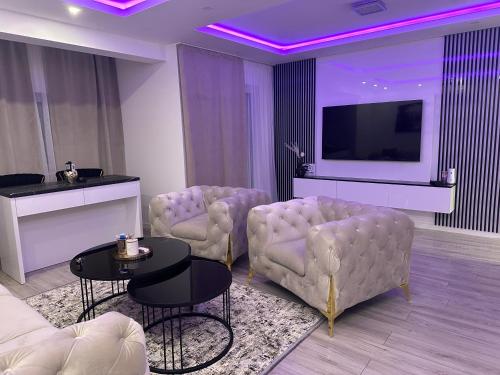 Mo- Luxury Apartmentにあるテレビまたはエンターテインメントセンター