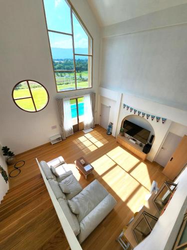 an overhead view of a living room with a fireplace at Ada Pool Villa Khaoyai in Pong Talong
