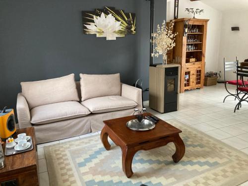 un salon avec un canapé et une table basse dans l'établissement La Forgerole, à Faugères