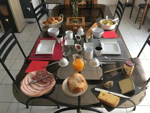 ein Tisch mit Essen und Getränken darauf in der Unterkunft La Forgerole in Faugères