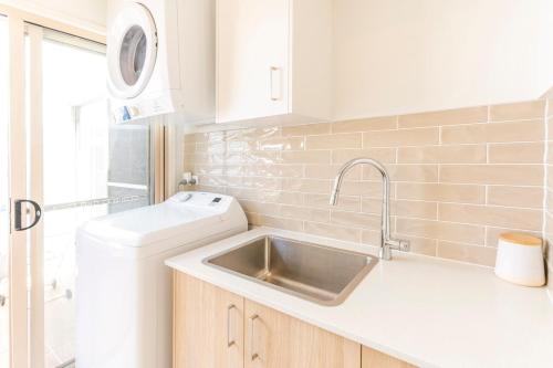 Η κουζίνα ή μικρή κουζίνα στο Parrearra Oasis Family Home, Pool, Pet friendly