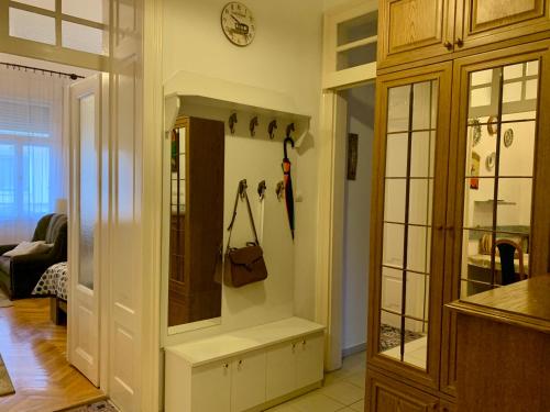 eine Küche mit einem großen Schrank mit einem Spiegel in der Unterkunft Wagner Apartman in Szeged